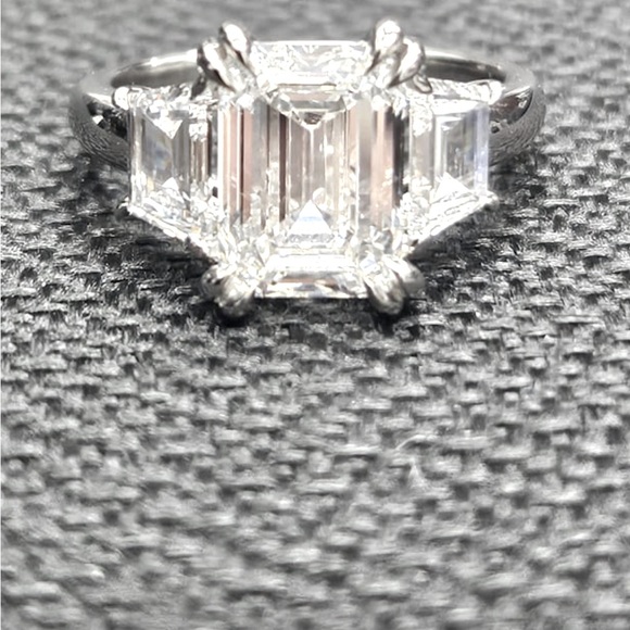 Elegant certified emerald cut platinum lab diamond engagement ring - Picture 4 of 9